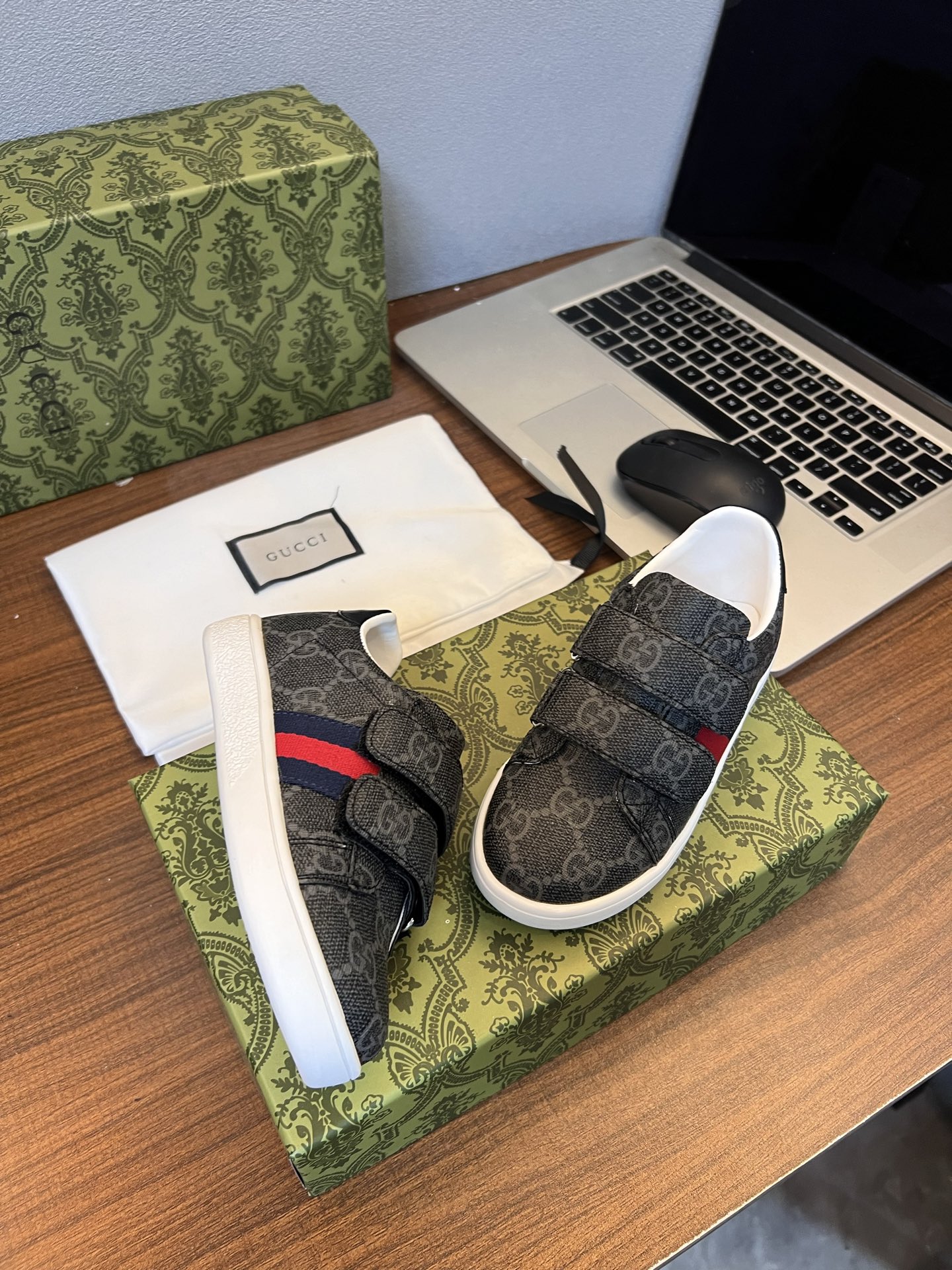 Children's shoes child